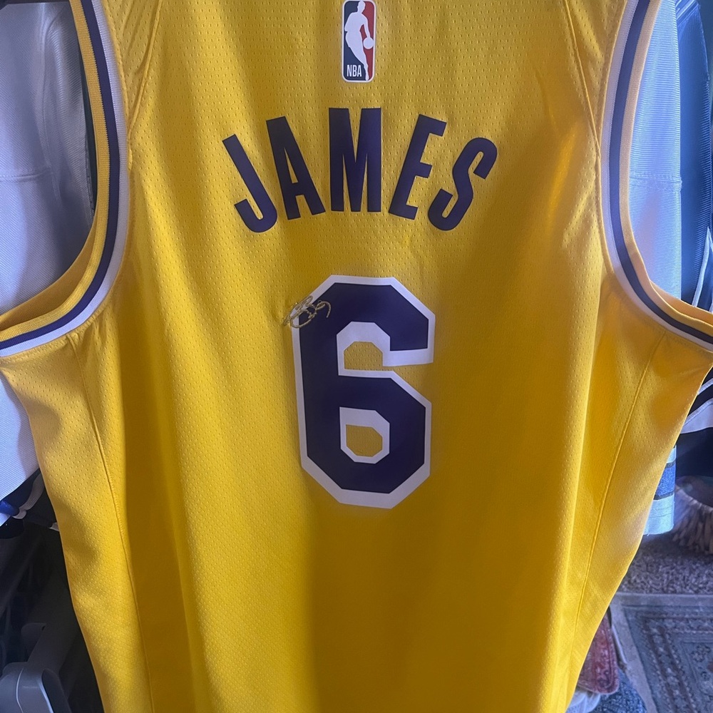 Nike Stitched Signature LeBron James Lakers Basketball Jersey - Picture 3 of 5